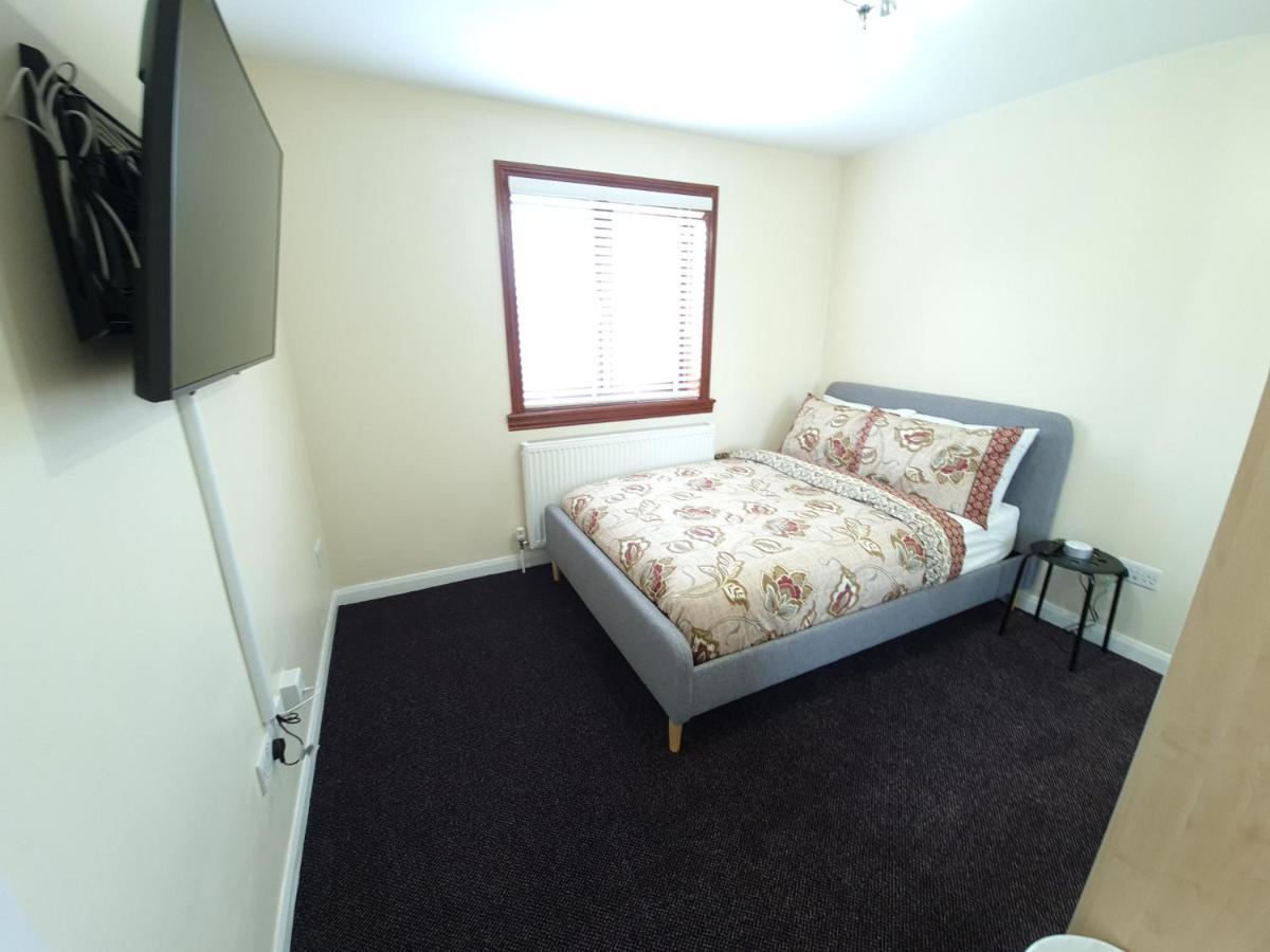 London Luxury 6 Bedroom Family House Sleeps 12 People Parking For 4 Cars Close To Tube. Чигуел Екстериор снимка