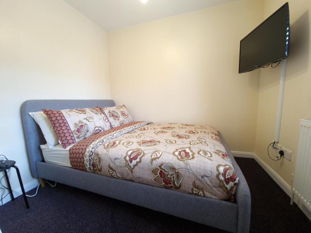 London Luxury 6 Bedroom Family House Sleeps 12 People Parking For 4 Cars Close To Tube. Чигуел Екстериор снимка